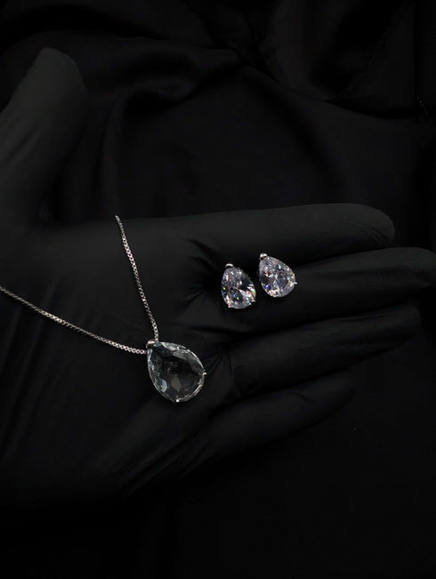 Clear crystal teardrop necklace set with diamond-like shine.